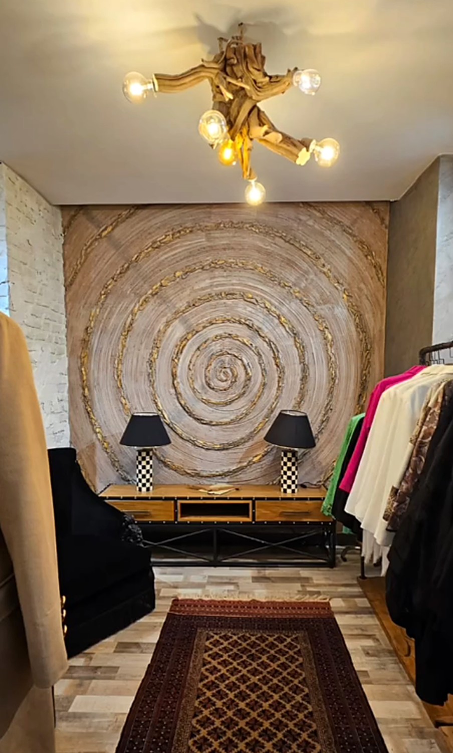 Butikte spiral desenli doku duvar