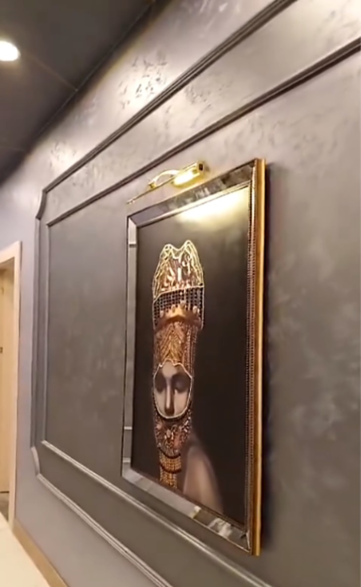 Gri İtalyan dekoratif boya ve çıta çerçeveli koridor duvarı
